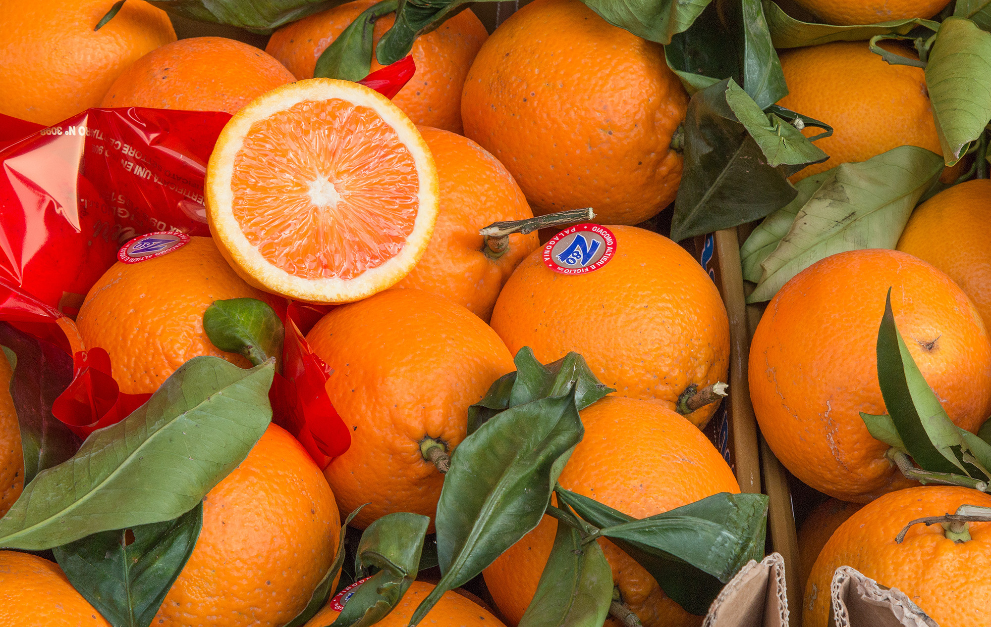 Viele Orangen mit grünen Blättern Wagrati